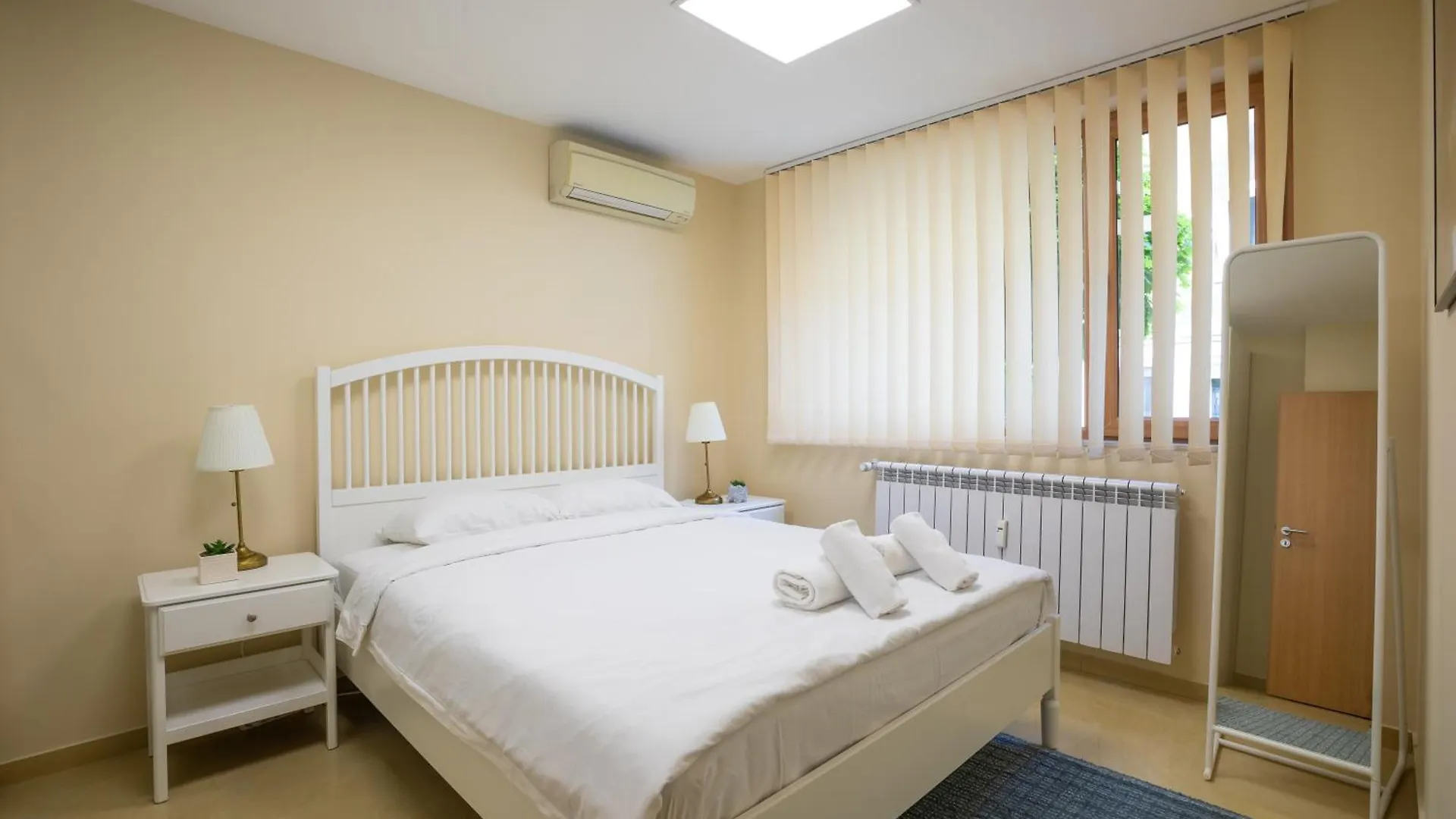 Contacten van Bright 1Bdr Apartment In Top Center